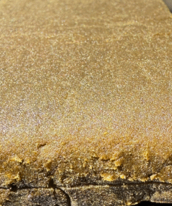 Une plaquette de CBD concentré à 30% de CBD, L'on y voit de la wax qui recouvre la savonette ce qui en résulte d'un produit bien concentré