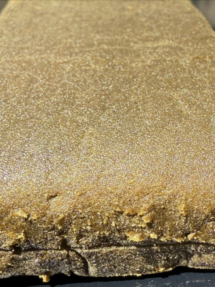 Une plaquette de CBD concentré à 30% de CBD, L'on y voit de la wax qui recouvre la savonette ce qui en résulte d'un produit bien concentré