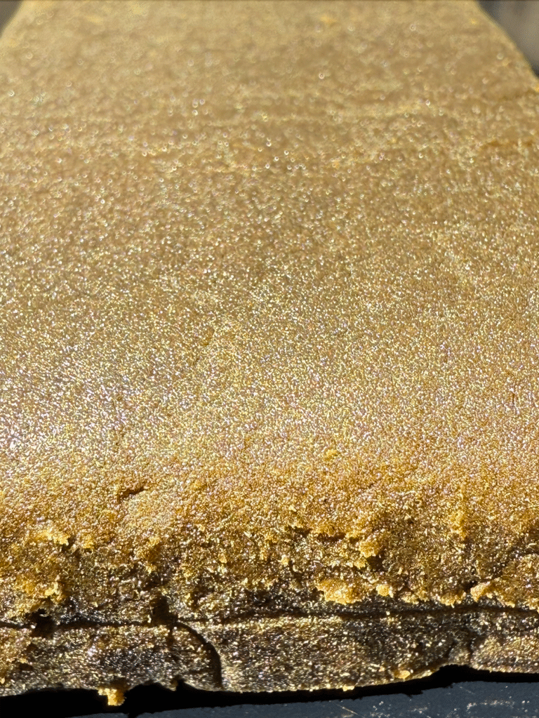 Une plaquette de CBD concentré à 30% de CBD, L'on y voit de la wax qui recouvre la savonette ce qui en résulte d'un produit bien concentré