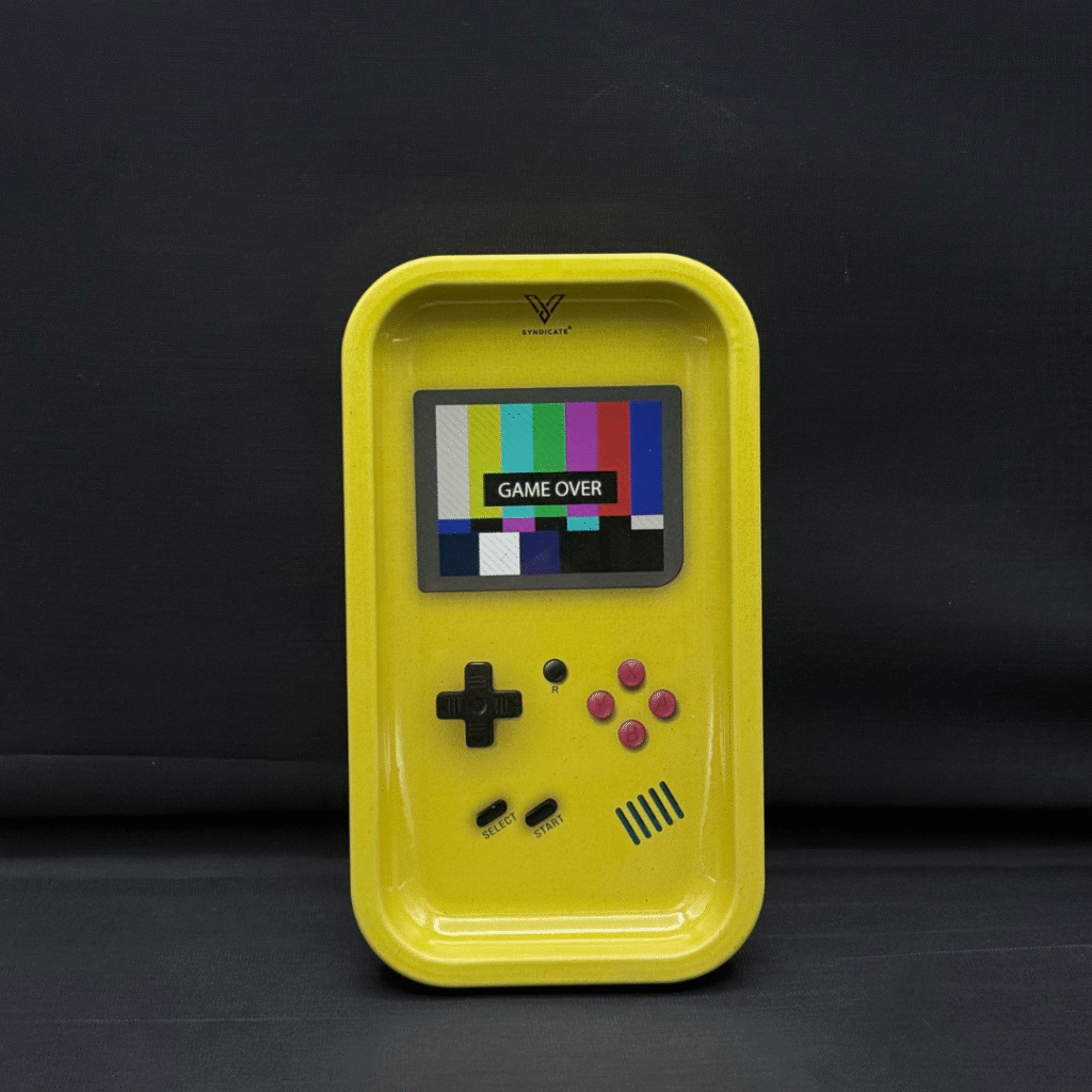 Plateau à rouler jaune en forme de console rétro avec message "Game Over" à l’écran, pour présentation de pré-rolls.