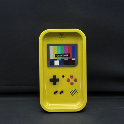 Plateau à rouler jaune en forme de console rétro avec message "Game Over" à l’écran, pour présentation de pré-rolls.